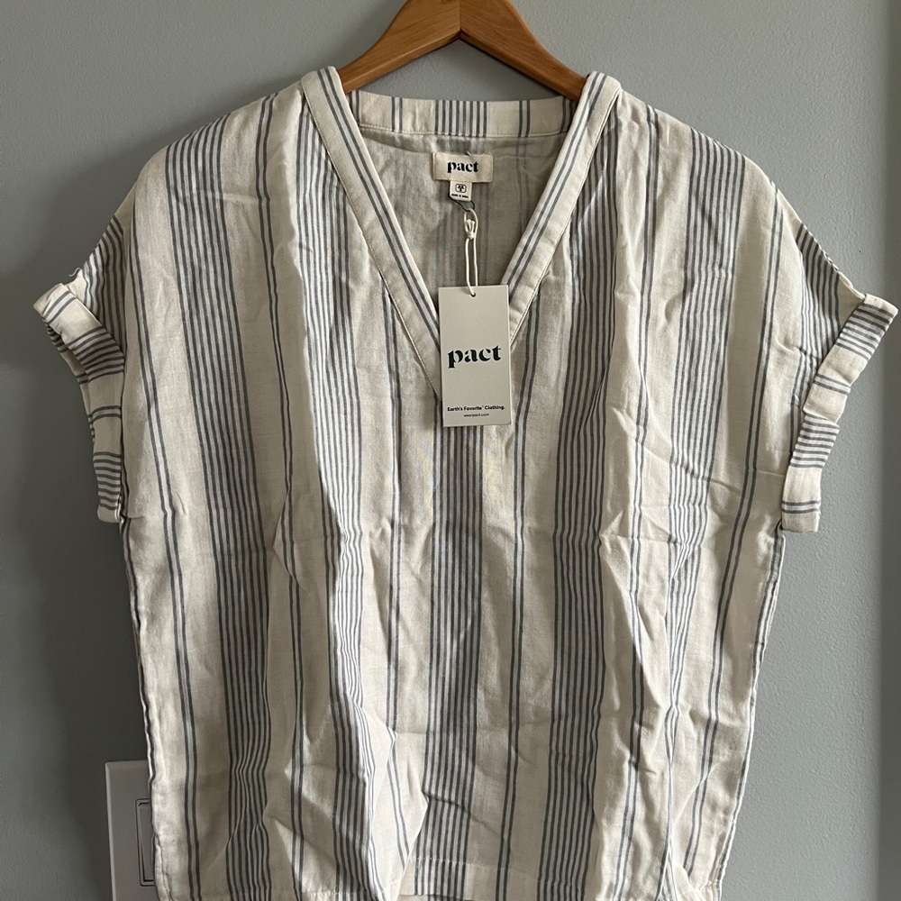 🔷Pact Women’s White & Blue Striped V-Neck Shirt 100% organic cotton [NWT] 🔷